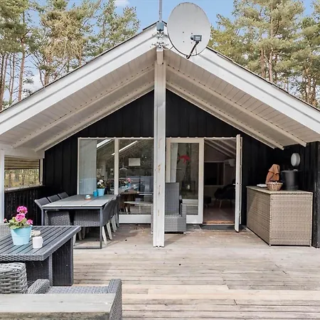 1480-aakirkeby-fyrreskoven-1 Feriehus Vester Somarken